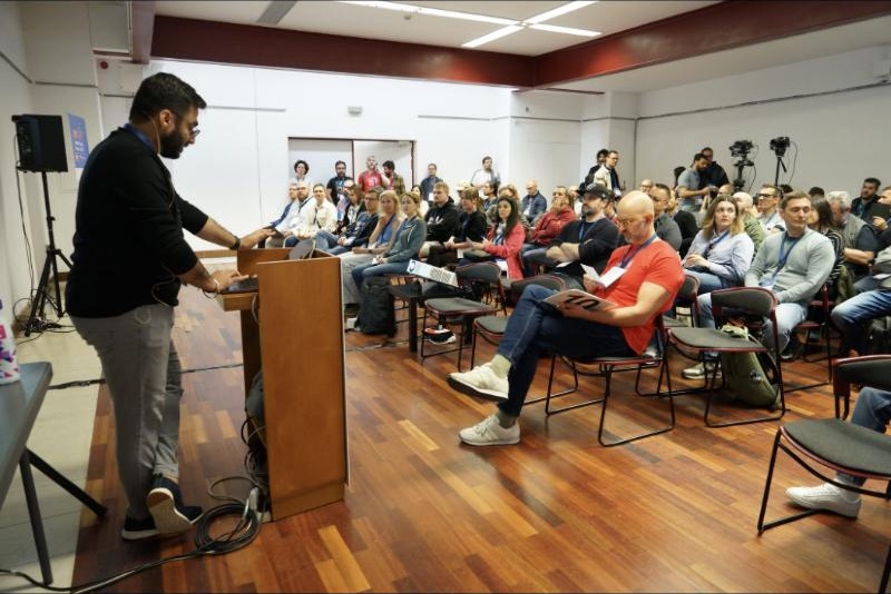 A full room at WordCamp Porto listening to Vineet