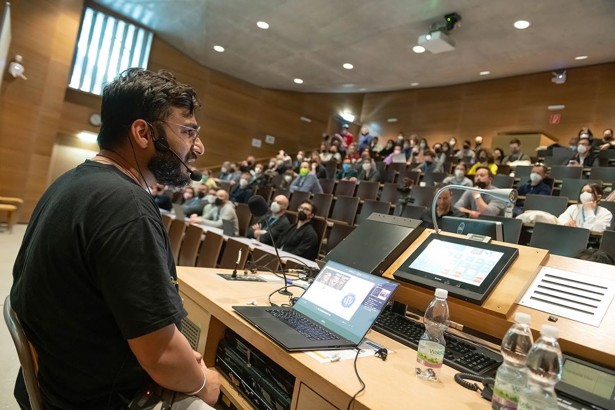 Vineet presenting to a full lecture hall at WordCamp Vienna